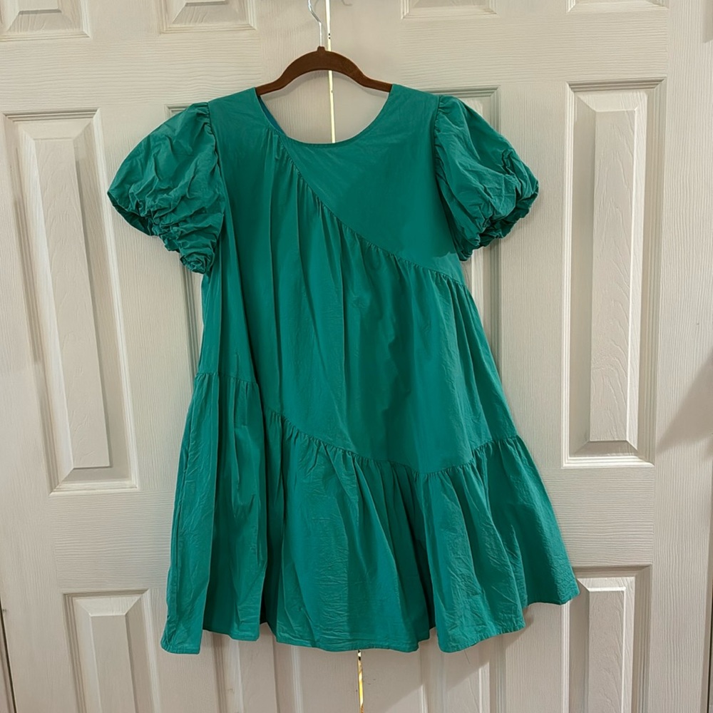 Green asymmetrical dress with puffy sleeve and pockets! &merci brand size large.